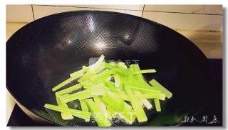 西芹金针菇的做法步骤：6