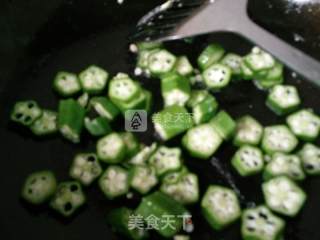 秋葵炒虾仁鸡蛋的做法步骤：8