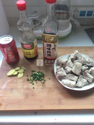 可乐排骨的做法步骤：1