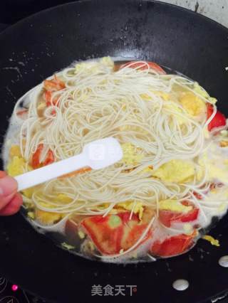 西红柿鸡蛋面的做法步骤：7