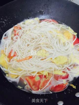 西红柿鸡蛋面的做法步骤：8