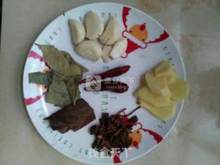 东北酸菜汆白肉的做法步骤：2