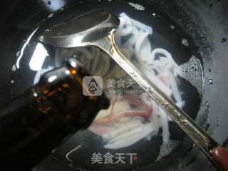 鱿鱼炒圆白菜的做法步骤：2