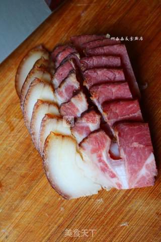腊肉炒年糕的做法步骤：1