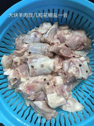 新疆羊肉抓饭的做法步骤：1