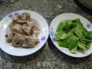 尖椒炒鸡块的做法步骤：1