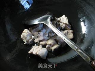 尖椒炒鸡块的做法步骤：2