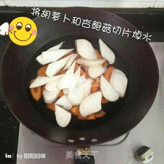 婴儿宝宝辅食——香煎蔬菜虾仁饼的做法步骤：2
