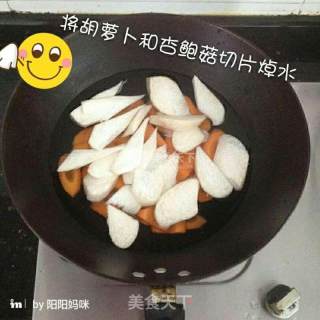 婴儿宝宝辅食——香煎蔬菜虾仁饼的做法步骤：2