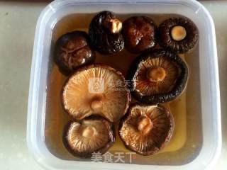 青椒香菇肉片的做法步骤：1