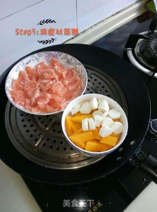 婴儿宝宝辅食——三文鱼南瓜山药粥的做法步骤：2