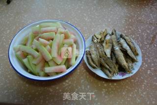 溪鱼干烧西瓜酱的做法步骤：2