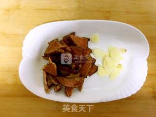 青豆炒腊肉的做法步骤：3