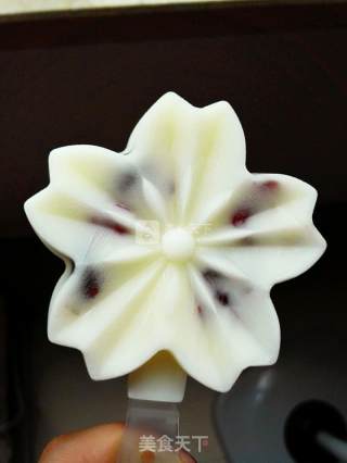 【青菜叶子】酸奶蔓越莓冰淇淋的做法步骤：2
