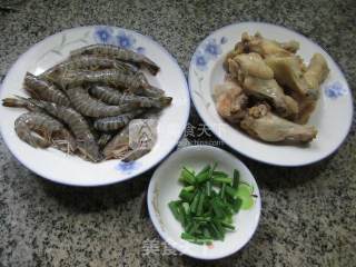 基围虾炒鸡翅根的做法步骤：1