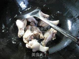 基围虾炒鸡翅根的做法步骤：2