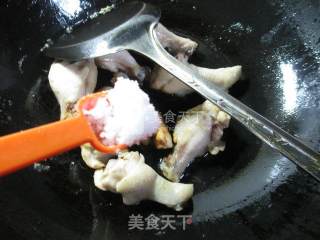 基围虾炒鸡翅根的做法步骤：5
