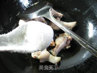 基围虾炒鸡翅根的做法步骤：6