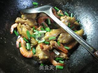 基围虾炒鸡翅根的做法步骤：8