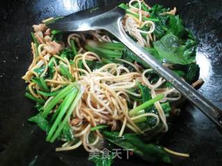 猪肉鸡蛋菠菜炒面的做法步骤：7
