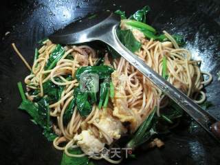 猪肉鸡蛋菠菜炒面的做法步骤：8