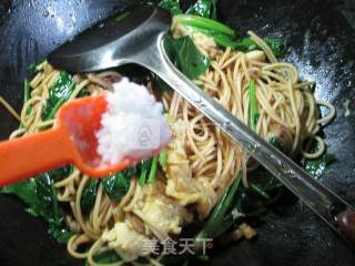 猪肉鸡蛋菠菜炒面的做法步骤：9