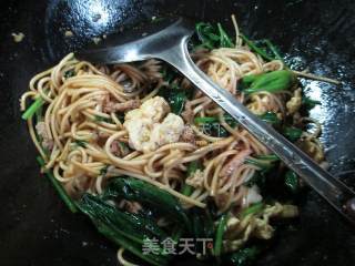 猪肉鸡蛋菠菜炒面的做法步骤：10