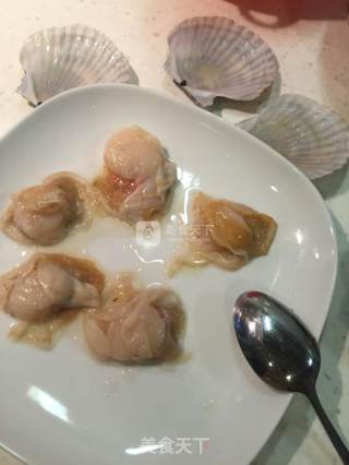 蒜蓉粉丝蒸扇贝的做法步骤：1