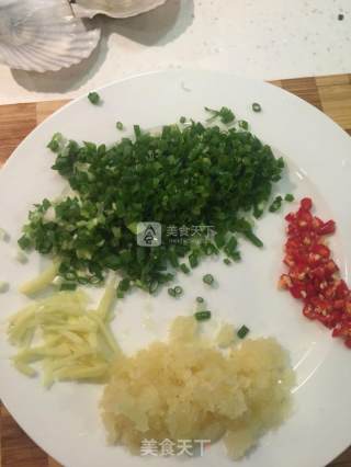 蒜蓉粉丝蒸扇贝的做法步骤：2