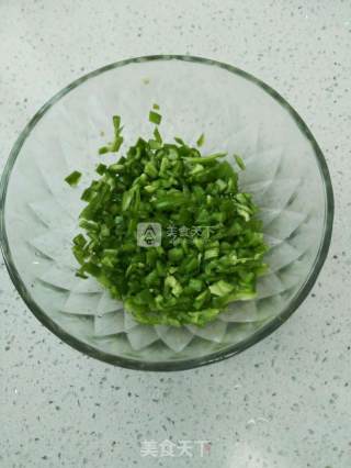 青椒炒鸡蛋的做法步骤：2
