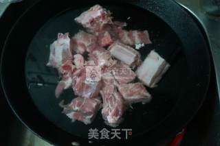 红烧排骨胡萝卜的做法步骤：1