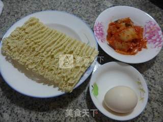 鸡蛋泡菜波纹面的做法步骤：1
