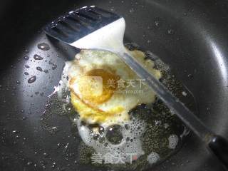 鸡蛋泡菜波纹面的做法步骤：2