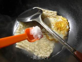 鸡蛋泡菜波纹面的做法步骤：4