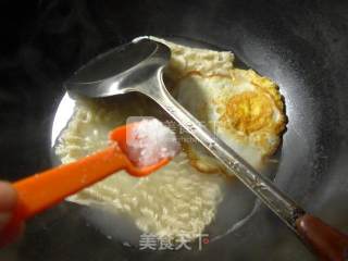 鸡蛋泡菜波纹面的做法步骤：5
