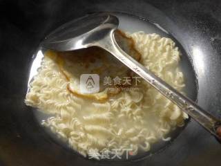 鸡蛋泡菜波纹面的做法步骤：6