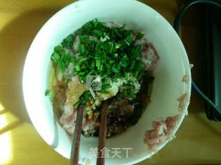 土豆猪肉包子的做法步骤：1