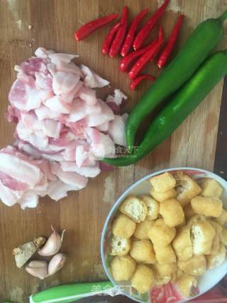 油豆腐炒五花肉的做法步骤：1