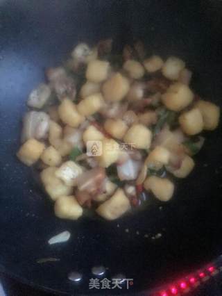 油豆腐炒五花肉的做法步骤：4