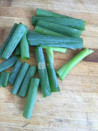 红烧鸡脖子 好吃不腻 伙伴们可以试一下 非常简单的做法步骤：2