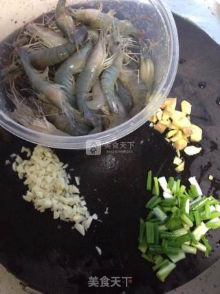 油爆大虾的做法步骤：1