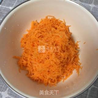 香菇胡萝卜猪肉水饺的做法步骤：1