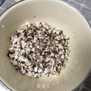 香菇胡萝卜猪肉水饺的做法步骤：2