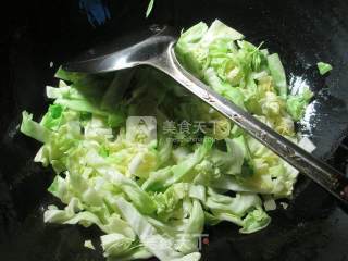 咖喱圆白菜粉丝汤的做法步骤：2
