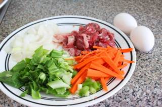简单美味牛肉鸡蛋炒饭的做法步骤：1