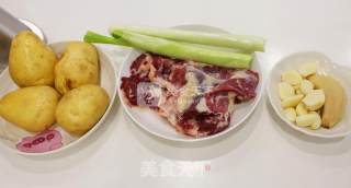 家常菜式、待客佳肴--土豆焖牛腩的做法步骤：1