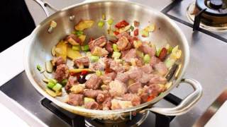 家常菜式、待客佳肴--土豆焖牛腩的做法步骤：3
