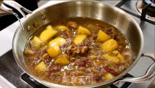 家常菜式、待客佳肴--土豆焖牛腩的做法步骤：5