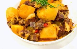 家常菜式、待客佳肴--土豆焖牛腩的做法步骤：6