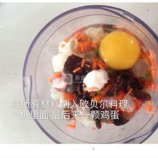 夏日美食——猪肉鲜虾水饺的做法步骤：3